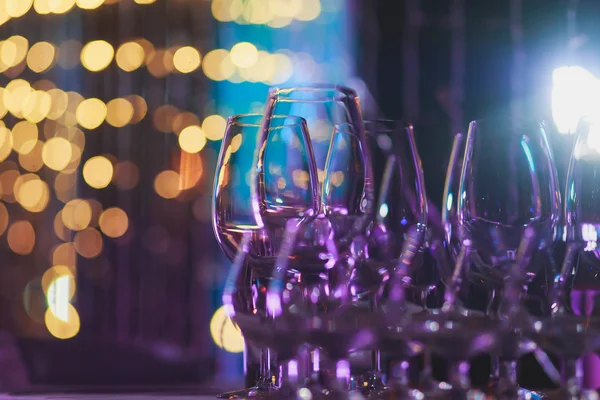 Hermosa línea de fila de cócteles de alcohol de diferentes colores con menta en una fiesta —  Fotos de Stock