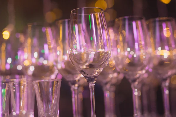 Όμορφη γραμμή γραμμή από διαφορετικά χρωματισμένα αλκοόλ κοκτέιλ με δυόσμο σε ένα πάρτι — Φωτογραφία Αρχείου