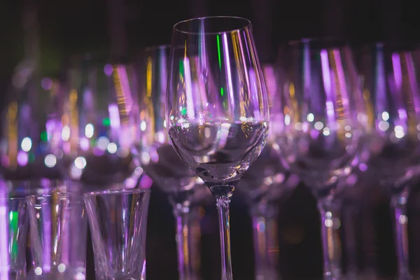 Hermosa línea de fila de cócteles de alcohol de diferentes colores con menta en una fiesta —  Fotos de Stock