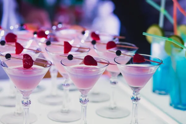 Beautiful row line of different colored alcohol cocktails with mint on a party — Stock Photo, Image