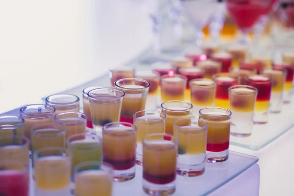Linha de linha bonita de diferentes coquetéis de álcool coloridos com hortelã em uma festa — Fotografia de Stock