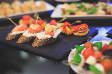 Güzel yemek Ziyafet tablo farklı yemek aperatifler ve mezeler sandviç, havyar, kurumsal Noel doğum günü partisi taze meyve ile dekore edilmiş 