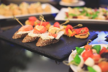 Güzel yemek Ziyafet tablo farklı yemek aperatifler ve mezeler sandviç, havyar, kurumsal Noel doğum günü partisi taze meyve ile dekore edilmiş 
