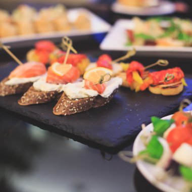 Güzel yemek Ziyafet tablo farklı yemek aperatifler ve mezeler sandviç, havyar, kurumsal Noel doğum günü partisi taze meyve ile dekore edilmiş 