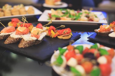 Güzel yemek Ziyafet tablo farklı yemek aperatifler ve mezeler sandviç, havyar, kurumsal Noel doğum günü partisi taze meyve ile dekore edilmiş 