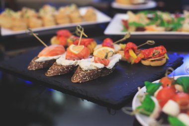 Güzel yemek Ziyafet tablo farklı yemek aperatifler ve mezeler sandviç, havyar, kurumsal Noel doğum günü partisi taze meyve ile dekore edilmiş 