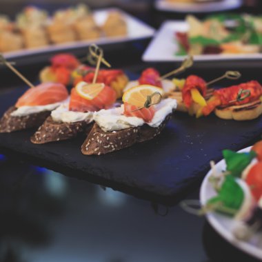 Güzel yemek Ziyafet tablo farklı yemek aperatifler ve mezeler sandviç, havyar, kurumsal Noel doğum günü partisi taze meyve ile dekore edilmiş 