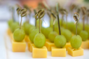 Güzel yemek Ziyafet tablo farklı yemek aperatifler ve mezeler sandviç, havyar, kurumsal Noel doğum günü partisi taze meyve ile dekore edilmiş 