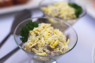 Güzel yemek Ziyafet tablo farklı yemek aperatifler ve mezeler sandviç, havyar, kurumsal Noel doğum günü partisi taze meyve ile dekore edilmiş 