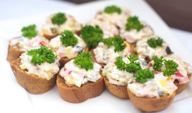 Güzel yemek Ziyafet tablo farklı yemek aperatifler ve mezeler sandviç, havyar, kurumsal Noel doğum günü partisi taze meyve ile dekore edilmiş 