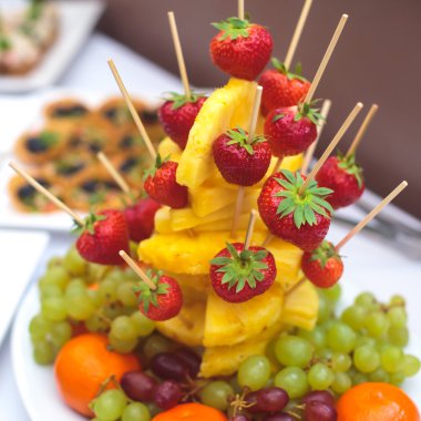 Güzel yemek Ziyafet tablo farklı yemek aperatifler ve mezeler sandviç, havyar, kurumsal Noel doğum günü partisi taze meyve ile dekore edilmiş 