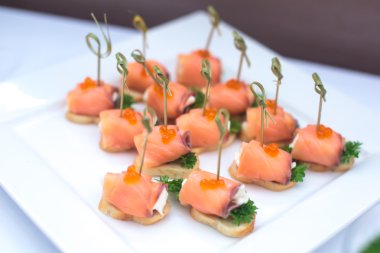 Güzel yemek Ziyafet tablo farklı yemek aperatifler ve mezeler sandviç, havyar, kurumsal Noel doğum günü partisi taze meyve ile dekore edilmiş 