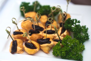 Güzel yemek Ziyafet tablo farklı yemek aperatifler ve mezeler sandviç, havyar, kurumsal Noel doğum günü partisi taze meyve ile dekore edilmiş 