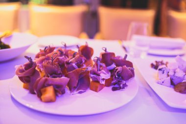 Güzel yemek Ziyafet tablo farklı yemek aperatifler ve mezeler sandviç, havyar, kurumsal Noel doğum günü partisi taze meyve ile dekore edilmiş 