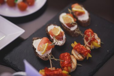 Güzel yemek Ziyafet tablo farklı yemek aperatifler ve mezeler sandviç, havyar, kurumsal Noel doğum günü partisi taze meyve ile dekore edilmiş 