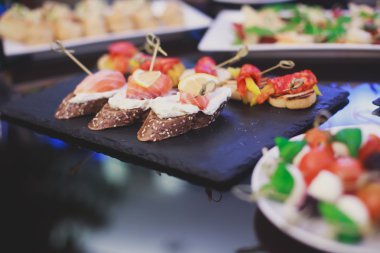 Güzel yemek Ziyafet tablo farklı yemek aperatifler ve mezeler sandviç, havyar, kurumsal Noel doğum günü partisi taze meyve ile dekore edilmiş 