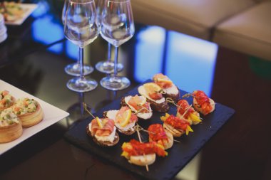 Güzel yemek Ziyafet tablo farklı yemek aperatifler ve mezeler sandviç, havyar, kurumsal Noel doğum günü partisi taze meyve ile dekore edilmiş 