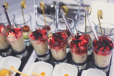 Güzel yemek Ziyafet tablo farklı yemek aperatifler ve mezeler sandviç, havyar, kurumsal Noel doğum günü partisi taze meyve ile dekore edilmiş 