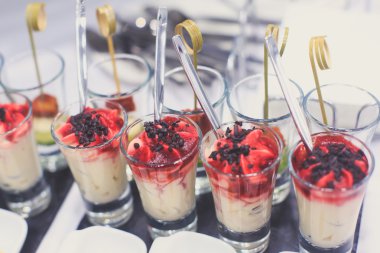 Güzel yemek Ziyafet tablo farklı yemek aperatifler ve mezeler sandviç, havyar, kurumsal Noel doğum günü partisi taze meyve ile dekore edilmiş 