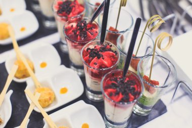 Güzel yemek Ziyafet tablo farklı yemek aperatifler ve mezeler sandviç, havyar, kurumsal Noel doğum günü partisi taze meyve ile dekore edilmiş 