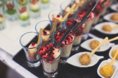 Güzel yemek Ziyafet tablo farklı yemek aperatifler ve mezeler sandviç, havyar, kurumsal Noel doğum günü partisi taze meyve ile dekore edilmiş 