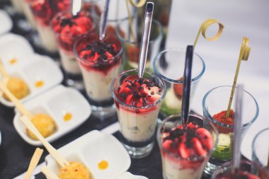 Güzel yemek Ziyafet tablo farklı yemek aperatifler ve mezeler sandviç, havyar, kurumsal Noel doğum günü partisi taze meyve ile dekore edilmiş 