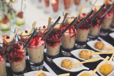 Güzel yemek Ziyafet tablo farklı yemek aperatifler ve mezeler sandviç, havyar, kurumsal Noel doğum günü partisi taze meyve ile dekore edilmiş 