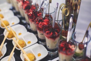 Güzel yemek Ziyafet tablo farklı yemek aperatifler ve mezeler sandviç, havyar, kurumsal Noel doğum günü partisi taze meyve ile dekore edilmiş 