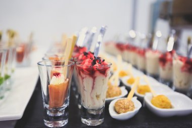 Güzel yemek Ziyafet tablo farklı yemek aperatifler ve mezeler sandviç, havyar, kurumsal Noel doğum günü partisi taze meyve ile dekore edilmiş 