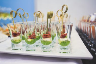 Güzel yemek Ziyafet tablo farklı yemek aperatifler ve mezeler sandviç, havyar, kurumsal Noel doğum günü partisi taze meyve ile dekore edilmiş 