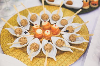 Güzel yemek Ziyafet tablo farklı yemek aperatifler ve mezeler sandviç, havyar, kurumsal Noel doğum günü partisi taze meyve ile dekore edilmiş 