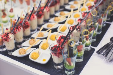 Güzel yemek Ziyafet tablo farklı yemek aperatifler ve mezeler sandviç, havyar, kurumsal Noel doğum günü partisi taze meyve ile dekore edilmiş 