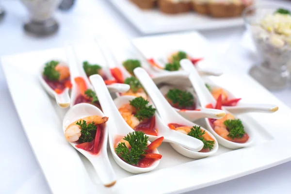 Schön dekorierter Catering-Banketttisch mit verschiedenen Snacks und Vorspeisen mit Sandwich, Kaviar, frischem Obst auf Firmenweihnachtsfeier — Stockfoto