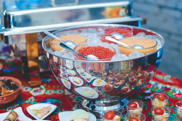 Όμορφα διακοσμημένα με κουζίνα τραπέζι Συμπόσιο με διάφορα τρόφιμα σνακ και ορεκτικά με σάντουιτς, χαβιάρι, φρέσκα φρούτα σε εταιρική Χριστουγεννιάτικο πάρτι γενεθλίων — Φωτογραφία Αρχείου