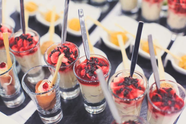 Mesa de banquete de catering bellamente decorada con diferentes aperitivos y aperitivos con sándwich, caviar, frutas frescas en la fiesta de cumpleaños de Navidad corporativa —  Fotos de Stock