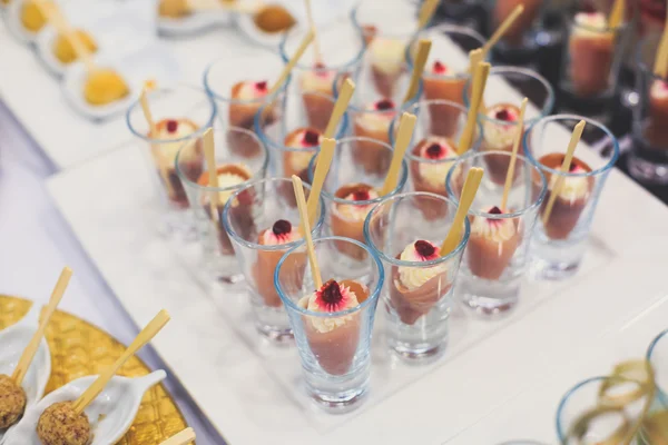 Mesa de banquete de catering bellamente decorada con diferentes aperitivos y aperitivos con sándwich, caviar, frutas frescas en la fiesta de cumpleaños de Navidad corporativa —  Fotos de Stock