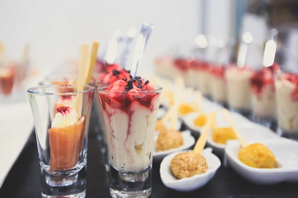 Mesa de banquete de catering lindamente decorada com diferentes lanches e aperitivos de alimentos com sanduíche, caviar, frutas frescas na festa de aniversário de Natal corporativa — Fotografia de Stock