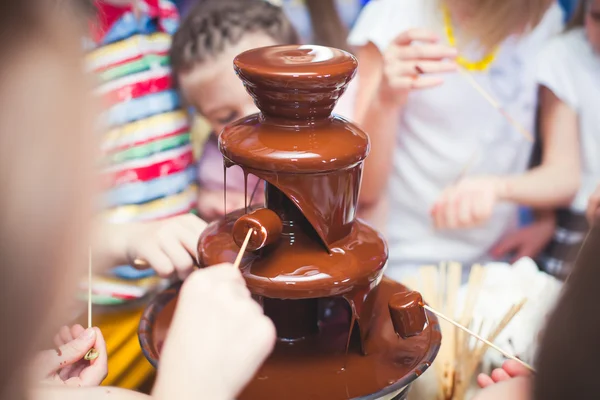 Vibrant chocolate fountain on kids birthday party — Stock Photo, Image