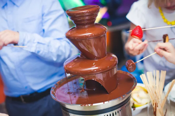 Wibrujący Fontanna czekoladowa na przyjęcie urodzinowe dla dzieci — Zdjęcie stockowe
