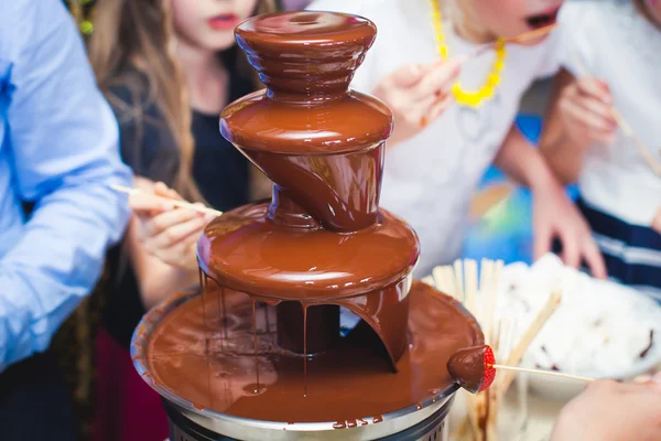 Vibrante fontana di cioccolato sulla festa di compleanno dei bambini — Foto Stock