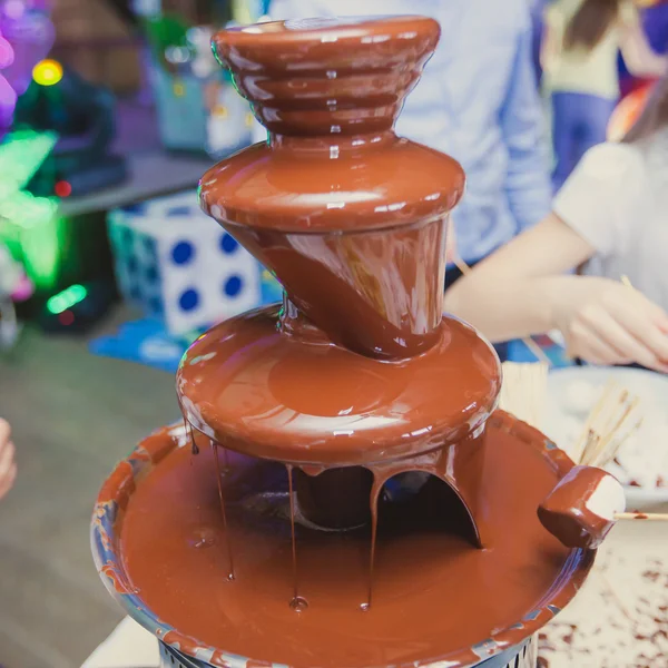아이 들 생일 파티에 활기찬 초콜릿 분수 — 스톡 사진