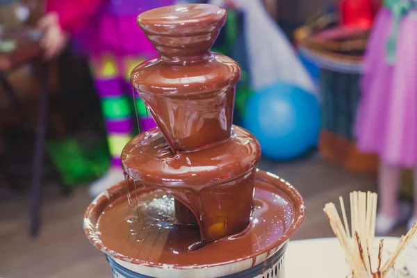 Vibrant chocolate fountain on kids birthday party — Stock Photo, Image