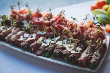 Güzel dekore edilmiş yemek sofrası. Farklı atıştırmalıklar ve aperatiflerle.