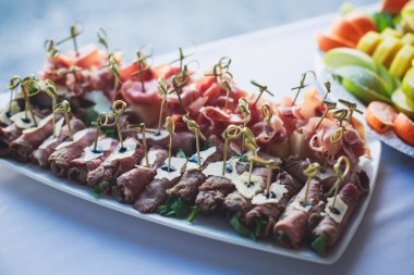 Güzel dekore edilmiş yemek sofrası. Farklı atıştırmalıklar ve aperatiflerle.