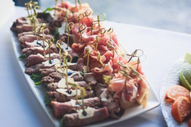 Güzel dekore edilmiş yemek sofrası. Farklı atıştırmalıklar ve aperatiflerle.