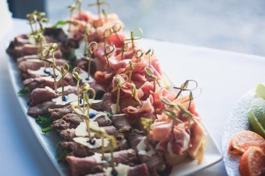 Güzel dekore edilmiş yemek sofrası. Farklı atıştırmalıklar ve aperatiflerle.