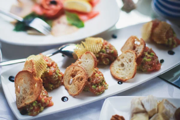 Mesa de banquete de catering bellamente decorada con diferentes aperitivos y aperitivos —  Fotos de Stock