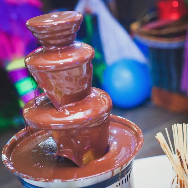 充满活力的巧克力喷泉，在孩子们的生日聚会上 — 图库照片