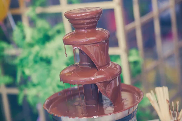 Fontaine de chocolat vibrante sur la fête d'anniversaire des enfants — Photo