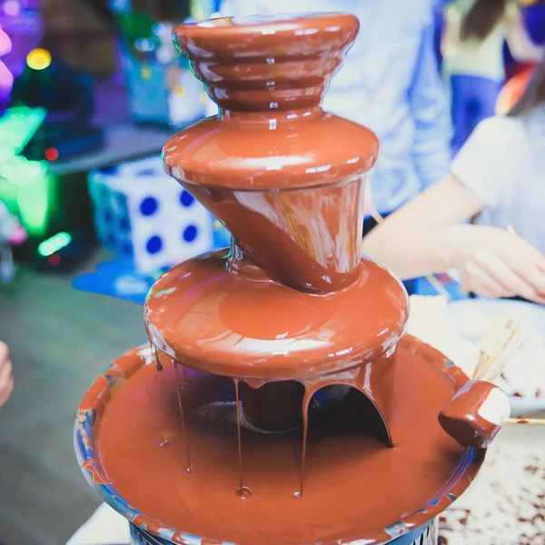 Vibrant chocolate fountain on kids birthday party — Stock Photo, Image